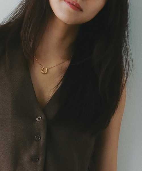 AJUGA.（アジュガ）の「ホースシューネックレス（ネックレス・レディース・ゴールド・ONE SIZE）」の8枚目の写真