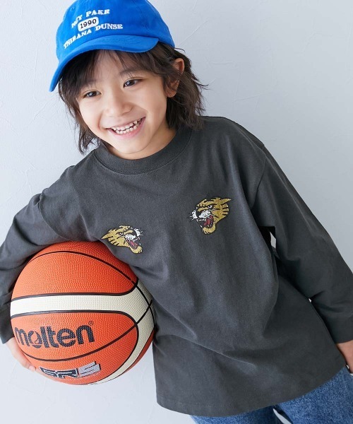 devirock（デビロック）の「綿100％ デビラボ BIGシルエット プリント袖リブ 長袖Tシャツ（Tシャツ/カットソー・キッズ・イエロー系その他3/ブラック系その他4/ホワイト系その他/グリーン系その他/ブルー系その他/グレー系その他2/グリーン系その他2/グレー系その他3/ブラック系その他/ブラック系その他3/オレンジ系その他/グレー系その他/イエロー系その他/ブルー系その他2/ブラック系その他2/ブルー系その他3・90cm/100cm/110cm/120cm/130cm/140cm/150cm/160cm）」の2枚目の写真