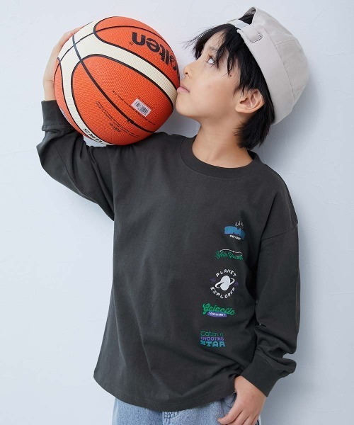 devirock（デビロック）の「綿100％ デビラボ BIGシルエット プリント袖リブ 長袖Tシャツ（Tシャツ/カットソー・キッズ・イエロー系その他3/ブラック系その他4/ホワイト系その他/グリーン系その他/ブルー系その他/グレー系その他2/グリーン系その他2/グレー系その他3/ブラック系その他/ブラック系その他3/オレンジ系その他/グレー系その他/イエロー系その他/ブルー系その他2/ブラック系その他2/ブルー系その他3・90cm/100cm/110cm/120cm/130cm/140cm/150cm/160cm）」の4枚目の写真