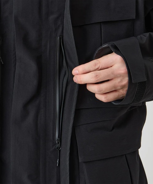 WHITE MOUNTAINEERING(ホワイトマウンテニアリング)の「【White Mountaineering/ホワイトマウンテニアリング】GORE-TEX LUGGAGE MOUNTAIN PARKA(マウンテンパーカー・メンズ・ブラック・1/2/3)」の6枚目の写真