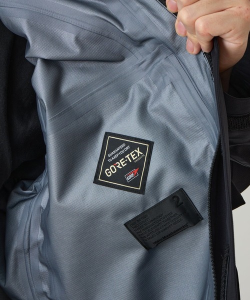 WHITE MOUNTAINEERING(ホワイトマウンテニアリング)の「【White Mountaineering/ホワイトマウンテニアリング】GORE-TEX LUGGAGE MOUNTAIN PARKA(マウンテンパーカー・メンズ・ブラック・1/2/3)」の8枚目の写真