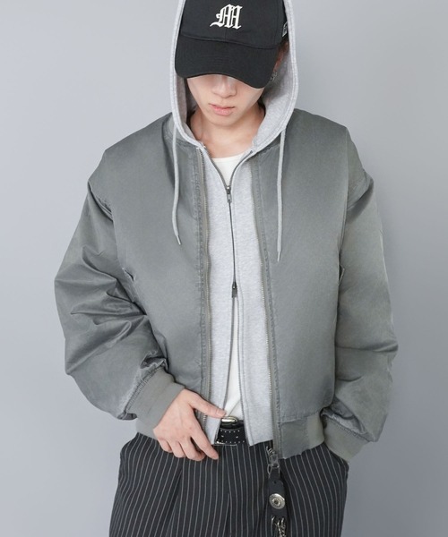 SPINNS（スピンズ）の「短丈MA-1ブルゾン/ヴィンテージライク加工/ユニセックス（MA-1・メンズ・グレー/ブラック/カーキ・ONESIZE）」の2枚目の写真