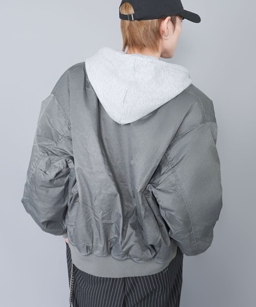 SPINNS（スピンズ）の「短丈MA-1ブルゾン/ヴィンテージライク加工/ユニセックス（MA-1・メンズ・グレー/ブラック/カーキ・ONESIZE）」の15枚目の写真