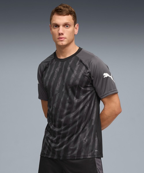 PUMA(プーマ)の「PUMA プーマ メンズ サッカー INDIVILIGA グラフィック 半袖 シャツ(Tシャツ/カットソー・メンズ・ブラック系その他5/ブラック/ブラック系その他6・X-LARGE/LARGE/MEDIUM/SMALL/XX-LARGE)」の2枚目の写真