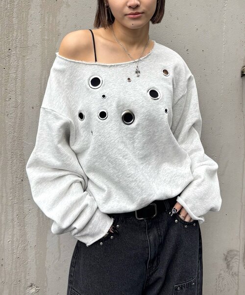 WHO'S WHO gallery（フーズフーギャラリー）の「フロントアイレットオフショルスウェット（スウェット・レディース・チャコールグレー/サックスブルー/カーキ/ネイビー/ライトグレー/レッド・FREE）」の3枚目の写真