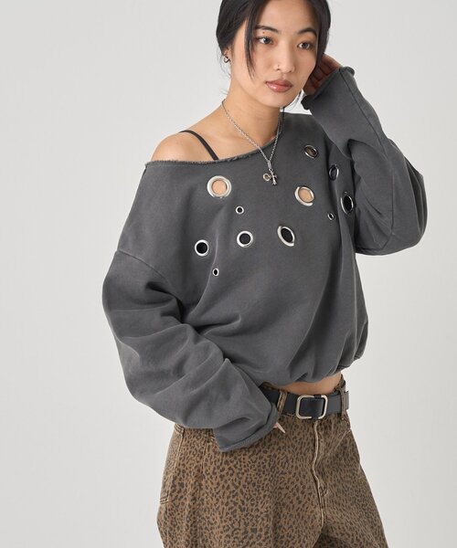 WHO'S WHO gallery（フーズフーギャラリー）の「フロントアイレットオフショルスウェット（スウェット・レディース・チャコールグレー/サックスブルー/カーキ/ネイビー/ライトグレー/レッド・FREE）」の9枚目の写真