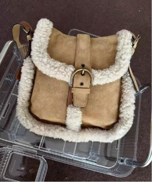 ammy.（エイミードット）の「【 ammy. / エイミードット 】 ボア トリム スエード タッチ ベルト ショルダーバッグ（ショルダーバッグ・レディース・ベージュ・FREE）」の7枚目の写真