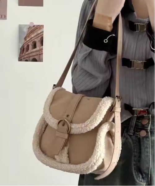 ammy.（エイミードット）の「【 ammy. / エイミードット 】 ボア トリム スエード タッチ ベルト ショルダーバッグ（ショルダーバッグ・レディース・ベージュ・FREE）」の6枚目の写真