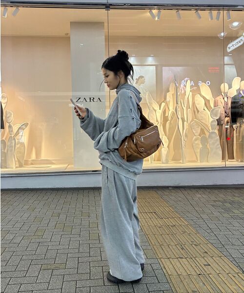 BLACKPURPLE(ブラックパープル)の「シャドーループワイドパンツ Shadow Loop Wide Pants_Melange Gray(スウェットパンツ・レディース・ライトグレー・FREE)」の5枚目の写真