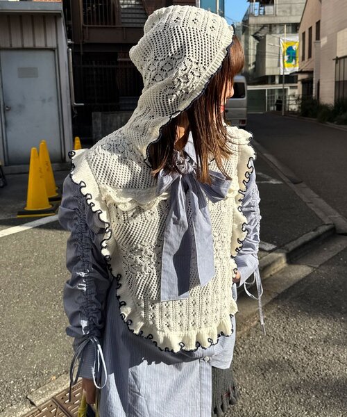 CIAOPANIC(チャオパニック)の「フード付きフリルメローニットベスト(ベスト・レディース・グレー/ホワイト・ONE SIZE)」の4枚目の写真