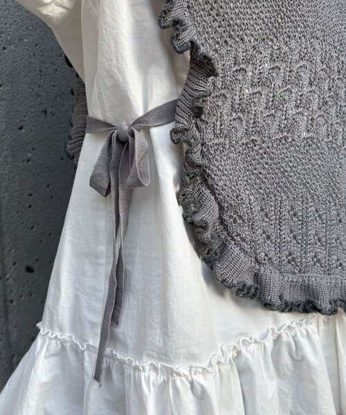 CIAOPANIC(チャオパニック)の「フード付きフリルメローニットベスト(ベスト・レディース・グレー/ホワイト・ONE SIZE)」の21枚目の写真
