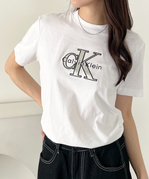 Calvin Klein(カルバン・クライン)の「Calvin Klein(カルバン・クライン)/CK メタリック クルーネック ロゴ 半袖 Tシャツ/MONOLOGO METALLIC CREWNECK TEE(Tシャツ/カットソー・レディース・ホワイト/ワインレッド/グレー/ブラック・XS/S/M/L/XL)」の2枚目の写真