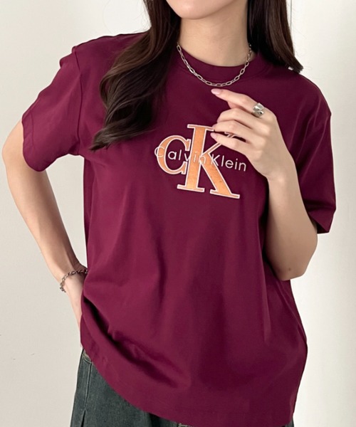 Calvin Klein(カルバン・クライン)の「Calvin Klein(カルバン・クライン)/CK メタリック クルーネック ロゴ 半袖 Tシャツ/MONOLOGO METALLIC CREWNECK TEE(Tシャツ/カットソー・レディース・ホワイト/ワインレッド/グレー/ブラック・XS/S/M/L/XL)」の4枚目の写真