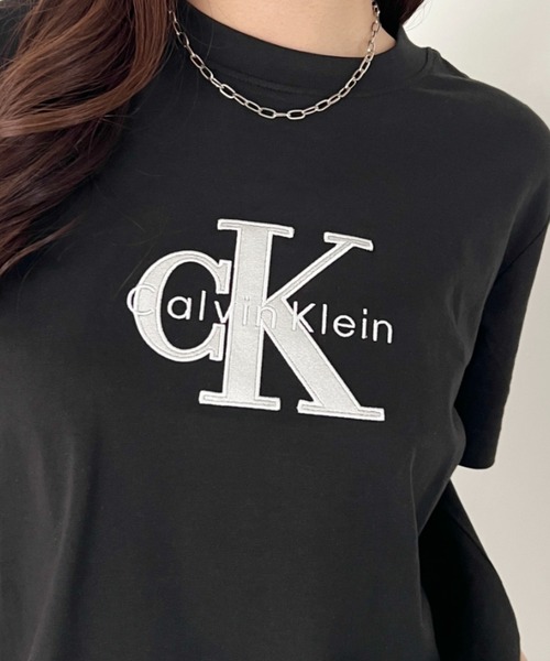 Calvin Klein(カルバン・クライン)の「Calvin Klein(カルバン・クライン)/CK メタリック クルーネック ロゴ 半袖 Tシャツ/MONOLOGO METALLIC CREWNECK TEE(Tシャツ/カットソー・レディース・ホワイト/ワインレッド/グレー/ブラック・XS/S/M/L/XL)」の18枚目の写真