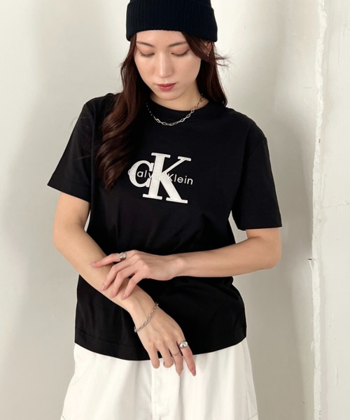 Calvin Klein(カルバン・クライン)の「Calvin Klein(カルバン・クライン)/CK メタリック クルーネック ロゴ 半袖 Tシャツ/MONOLOGO METALLIC CREWNECK TEE(Tシャツ/カットソー・レディース・ホワイト/ワインレッド/グレー/ブラック・XS/S/M/L/XL)」の16枚目の写真