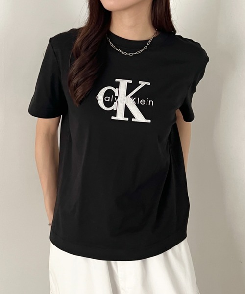 Calvin Klein(カルバン・クライン)の「Calvin Klein(カルバン・クライン)/CK メタリック クルーネック ロゴ 半袖 Tシャツ/MONOLOGO METALLIC CREWNECK TEE(Tシャツ/カットソー・レディース・ホワイト/ワインレッド/グレー/ブラック・XS/S/M/L/XL)」の13枚目の写真