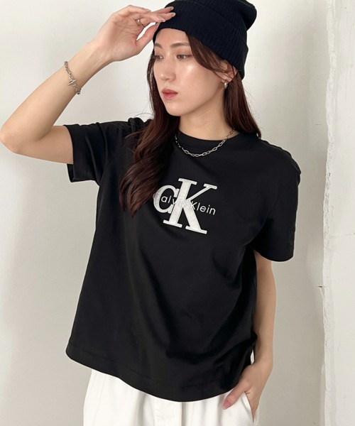 Calvin Klein(カルバン・クライン)の「Calvin Klein(カルバン・クライン)/CK メタリック クルーネック ロゴ 半袖 Tシャツ/MONOLOGO METALLIC CREWNECK TEE(Tシャツ/カットソー・レディース・ホワイト/ワインレッド/グレー/ブラック・XS/S/M/L/XL)」の17枚目の写真