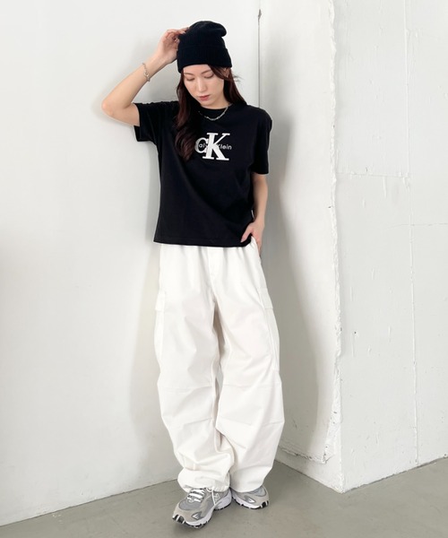 Calvin Klein(カルバン・クライン)の「Calvin Klein(カルバン・クライン)/CK メタリック クルーネック ロゴ 半袖 Tシャツ/MONOLOGO METALLIC CREWNECK TEE(Tシャツ/カットソー・レディース・ホワイト/ワインレッド/グレー/ブラック・XS/S/M/L/XL)」の20枚目の写真