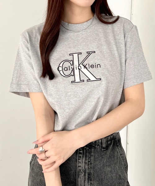 Calvin Klein(カルバン・クライン)の「Calvin Klein(カルバン・クライン)/CK メタリック クルーネック ロゴ 半袖 Tシャツ/MONOLOGO METALLIC CREWNECK TEE(Tシャツ/カットソー・レディース・ホワイト/ワインレッド/グレー/ブラック・XS/S/M/L/XL)」の21枚目の写真