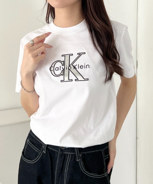 Calvin Klein(カルバン・クライン)の「Calvin Klein(カルバン・クライン)/CK メタリック クルーネック ロゴ 半袖 Tシャツ/MONOLOGO METALLIC CREWNECK TEE(Tシャツ/カットソー・レディース・ホワイト/ワインレッド/グレー/ブラック・XS/S/M/L/XL)」の6枚目の写真