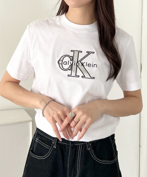 Calvin Klein(カルバン・クライン)の「Calvin Klein(カルバン・クライン)/CK メタリック クルーネック ロゴ 半袖 Tシャツ/MONOLOGO METALLIC CREWNECK TEE(Tシャツ/カットソー・レディース・ホワイト/ワインレッド/グレー/ブラック・XS/S/M/L/XL)」の5枚目の写真