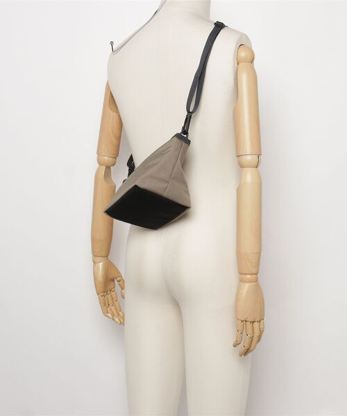 GREGORY（グレゴリー）の「イージーショルダー EASY SHOULDER サンドストーム（ショルダーバッグ・メンズ・ベージュ系・ONE SIZE）」の2枚目の写真