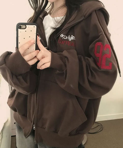 VIVID LADY(ビビッドレディー)の「ダブルジップ ナンバリングプリント スウェットパーカー(パーカー・レディース・ブラウン/ネイビー/グレー/ワイン/ブラック・FREE)」の3枚目の写真