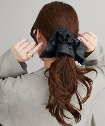 DISCOAT（ディスコート）の「【Noka】スクエアレザー調シュシュ（シュシュ）」