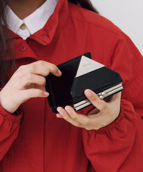FENNEC(フェネック)の「CRINKLE TRIANGLE FRAME WALLET - BLACK(財布・レディース・その他・FREE)」の2枚目の写真