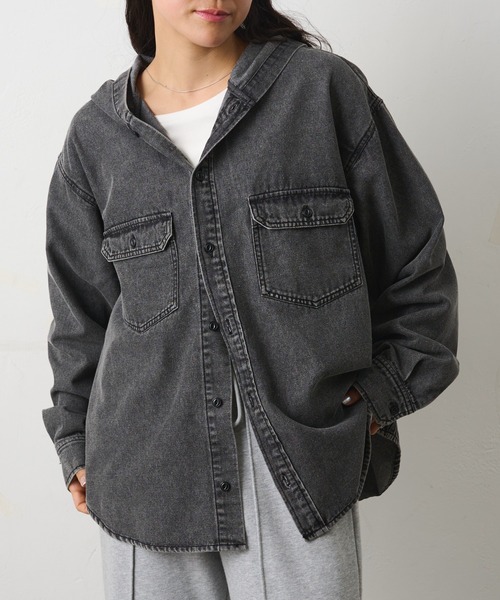 COLONY 2139（コロニートゥーワンスリーナイン）の「デニムフードシャツ（シャツ/ブラウス・メンズ・ブラック/サックスブルー・MEDIUM/LARGE）」の2枚目の写真