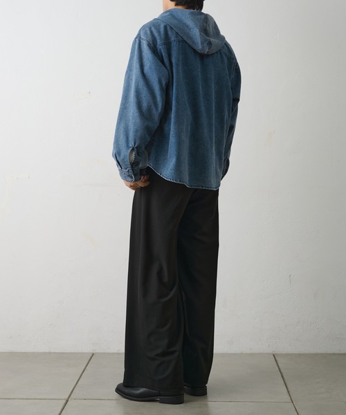 COLONY 2139（コロニートゥーワンスリーナイン）の「デニムフードシャツ（シャツ/ブラウス・メンズ・ブラック/サックスブルー・MEDIUM/LARGE）」の11枚目の写真