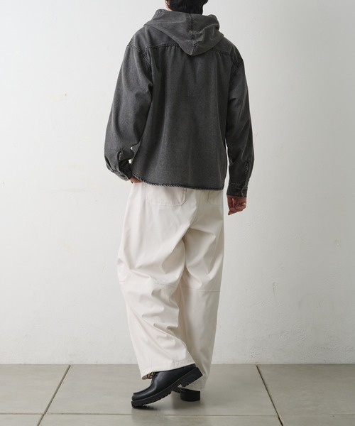 COLONY 2139（コロニートゥーワンスリーナイン）の「デニムフードシャツ（シャツ/ブラウス・メンズ・ブラック/サックスブルー・MEDIUM/LARGE）」の19枚目の写真