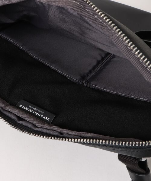ZERO HALLIBURTON（ゼロハリバートン）の「ショルダーバッグ UE Collection L スマホショルダー 81752（ショルダーバッグ・メンズ・グレー/ブラック・FREE）」の5枚目の写真