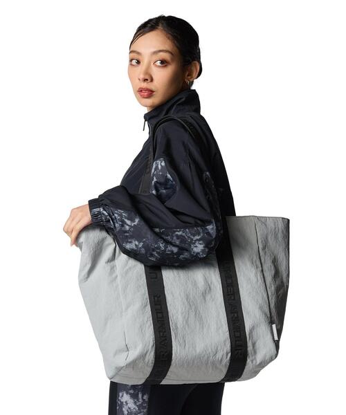UNDER ARMOUR（アンダーアーマー）の「UAクリンクル ナイロン トートバッグ（ライフスタイル/メンズ/レディース）（ショルダーバッグ・レディース・グレー・ONESIZE）」の4枚目の写真