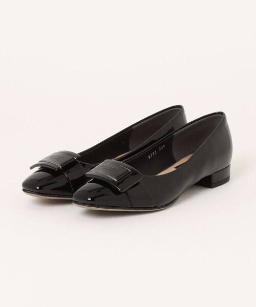 LANVIN collection（ランバン コレクション）の「オールウェザー対応バックルモチーフパンプス（レインシューズ・レディース・ブラック/ブラック系その他・22.0cm/22.5cm/23.0cm/23.5cm/24.0cm/24.5cm）」の2枚目の写真