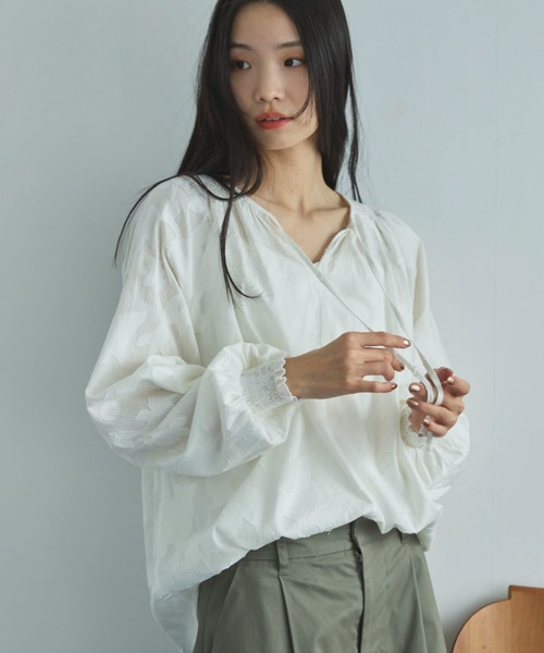 Doux archives(ドゥアルシーヴ)の「2WAYジャガードシャーリングブラウス(シャツ/ブラウス・レディース・オフホワイト/ブラウン/ブルー・FREE)」の22枚目の写真