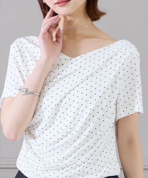 Elishe(エリシェ)の「ドレープアシメトップス(Tシャツ/カットソー・レディース・アイボリー/ブラック/ピンク/ブラック系/ライトブルー/ブラウン/ホワイト系・FREE)」の2枚目の写真