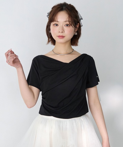 Elishe(エリシェ)の「ドレープアシメトップス(Tシャツ/カットソー・レディース・アイボリー/ブラック/ピンク/ブラック系/ライトブルー/ブラウン/ホワイト系・FREE)」の3枚目の写真
