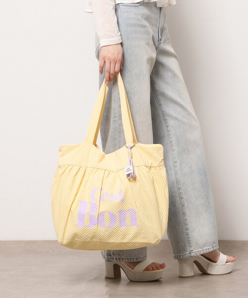 Ober Tashe（オーバータッシェ）の「【新生活・新学期】チャーム付きビッグトート（トートバッグ・レディース・アイボリー/イエロー/グリーン/グレー・FREE）」の4枚目の写真