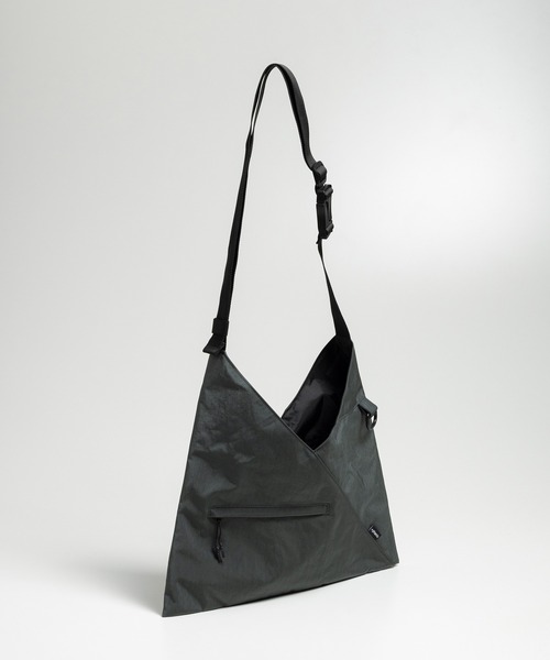+phenix(プラスフェニックス)の「+phenix(プラスフェニックス)TECH FUROSHIKI BAG / テック フロシキバック(ショルダーバッグ・メンズ・ブラック/グレー・ONE SIZE)」の1枚目の写真