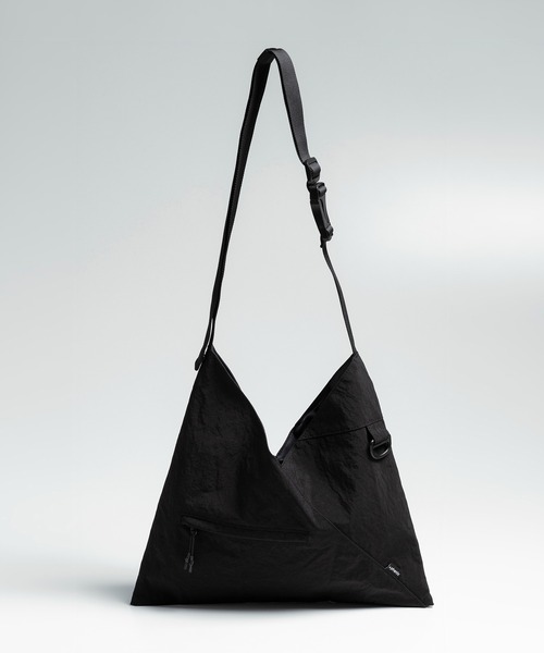 +phenix(プラスフェニックス)の「+phenix(プラスフェニックス)TECH FUROSHIKI BAG / テック フロシキバック(ショルダーバッグ・メンズ・ブラック/グレー・ONE SIZE)」の3枚目の写真