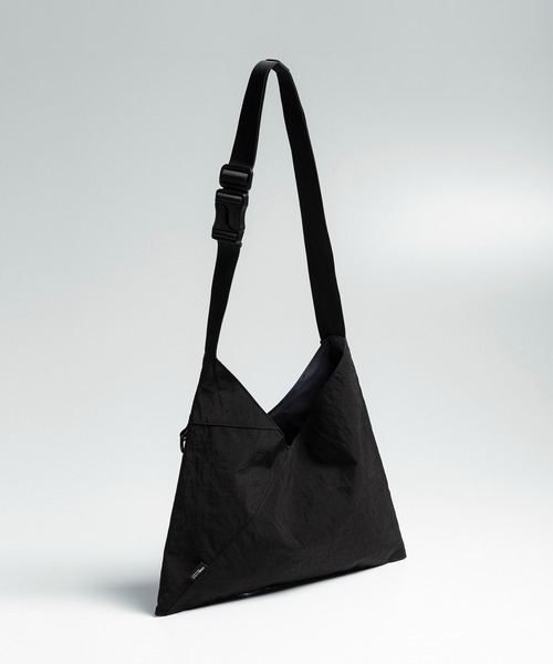 +phenix(プラスフェニックス)の「+phenix(プラスフェニックス)TECH FUROSHIKI BAG / テック フロシキバック(ショルダーバッグ・メンズ・ブラック/グレー・ONE SIZE)」の4枚目の写真