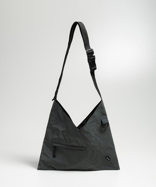+phenix(プラスフェニックス)の「+phenix(プラスフェニックス)TECH FUROSHIKI BAG / テック フロシキバック(ショルダーバッグ・メンズ・ブラック/グレー・ONE SIZE)」の5枚目の写真