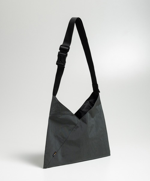 +phenix(プラスフェニックス)の「+phenix(プラスフェニックス)TECH FUROSHIKI BAG / テック フロシキバック(ショルダーバッグ・メンズ・ブラック/グレー・ONE SIZE)」の6枚目の写真