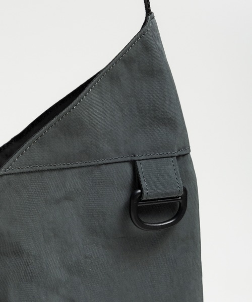+phenix(プラスフェニックス)の「+phenix(プラスフェニックス)TECH FUROSHIKI BAG / テック フロシキバック(ショルダーバッグ・メンズ・ブラック/グレー・ONE SIZE)」の8枚目の写真