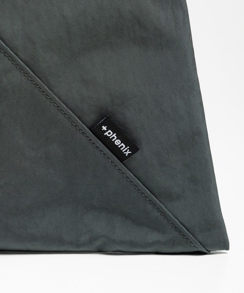 +phenix(プラスフェニックス)の「+phenix(プラスフェニックス)TECH FUROSHIKI BAG / テック フロシキバック(ショルダーバッグ・メンズ・ブラック/グレー・ONE SIZE)」の9枚目の写真