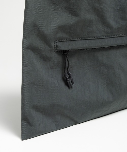 +phenix(プラスフェニックス)の「+phenix(プラスフェニックス)TECH FUROSHIKI BAG / テック フロシキバック(ショルダーバッグ・メンズ・ブラック/グレー・ONE SIZE)」の10枚目の写真