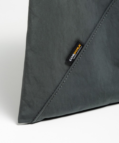 +phenix(プラスフェニックス)の「+phenix(プラスフェニックス)TECH FUROSHIKI BAG / テック フロシキバック(ショルダーバッグ・メンズ・ブラック/グレー・ONE SIZE)」の11枚目の写真