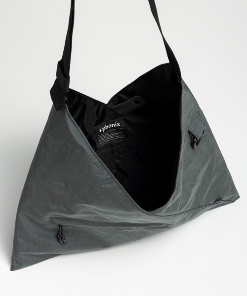 +phenix(プラスフェニックス)の「+phenix(プラスフェニックス)TECH FUROSHIKI BAG / テック フロシキバック(ショルダーバッグ・メンズ・ブラック/グレー・ONE SIZE)」の12枚目の写真