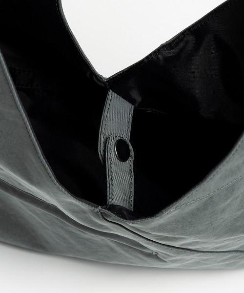 +phenix(プラスフェニックス)の「+phenix(プラスフェニックス)TECH FUROSHIKI BAG / テック フロシキバック(ショルダーバッグ・メンズ・ブラック/グレー・ONE SIZE)」の13枚目の写真